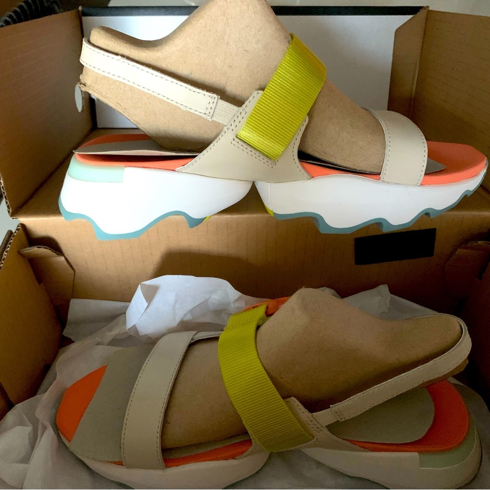 SOREL KINETIC IMPACT SLING SANDAL. BRAND NEW